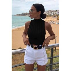 Top ANGELINA BLACK. Czarne bluzki damskie Top ANGELINA BLACK, uniwersalny, bez wzorów, bez kołnierzyka. W wyprzedaży za 59,00 zł.