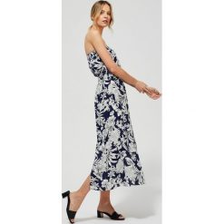 Letnia sukienka w kwiaty. Sukienki damskie Moodo, na lato, l, w kwiaty, z wiskozy, bez kołnierzyka, bez rękawów. Za 79,99 zł.