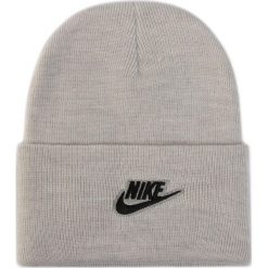 Czapka NIKE - CI3233 050 Szary. Szare czapki damskie Nike, na zimę, bez wzorów, z materiału. W wyprzedaży za 109,00 zł.