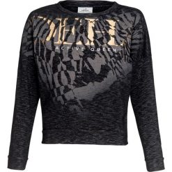 Bluza DEHA ACTIVE. Czarne bluzy damskie Deha, z nadrukiem, z dzianiny, z krótkim rękawem, krótkie, bez kaptura. W wyprzedaży za 124,00 zł.