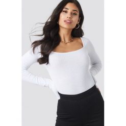 Iva Nikolina x NA-KD Square Neck Top - White. Białe topy damskie Iva Nikolina x NA-KD, bez wzorów, bez kołnierzyka. Za 100,95 zł.