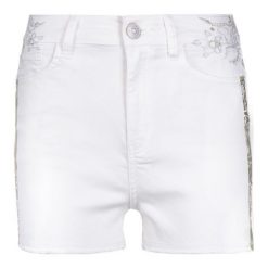 Szorty jeansowe Desigual Evora 19SWDD50. Białe szorty damskie Desigual, bez wzorów, z elastanu. W wyprzedaży za 169,00 zł.
