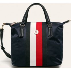 Tommy Hilfiger - Torebka. Niebieskie torby damskie na zakupy TOMMY HILFIGER, w paski, z materiału, duże, z aplikacjami. Za 339,90 zł.