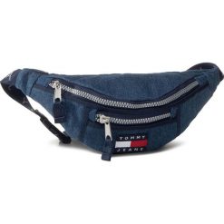Saszetka nerka TOMMY HILFIGER - Tjw Heritage Bumbag Deninm AW0AW08279 CAH. Niebieskie nerki damskie TOMMY HILFIGER, bez wzorów, z materiału, młodzieżowe, bez dodatków. W wyprzedaży za 279,00 zł.
