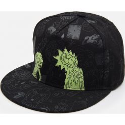 Czapka z odblaskowym nadrukiem Rick and Morty - Czarny. Czarne czapki męskie Cropp, z nadrukiem. W wyprzedaży za 25,99 zł.