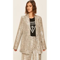 Guess Jeans - Żakiet. Szare kamizelki damskie Guess Jeans, s, z aplikacjami, z elastanu, eleganckie, bez kaptura. W wyprzedaży za 539,90 zł.