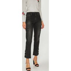 Guess Jeans - Jeansy The It Girl. Czarne jeansy damskie Guess Jeans, z aplikacjami, z elastanu, z podwyższonym stanem. W wyprzedaży za 359,90 zł.