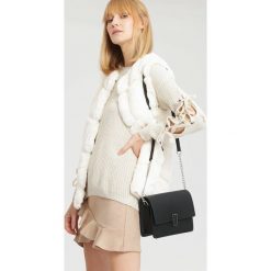 Kremowa Kamizelka Puppy Love. Brązowe kamizelki damskie marki other, xl, z futra, krótkie. Za 129,99 zł.
