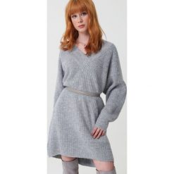 Szara Sukienka Carmela. Szare sukienki damskie Born2be, uniwersalny, w paski, z dzianiny, bez kołnierzyka, z długim rękawem, długie, mini, oversize. Za 159,99 zł.