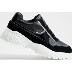 Sneakersy z zamszowymi wstawkami - Czarny. Czarne sneakersy damskie Mohito, z zamszu. Za 159,99 zł.