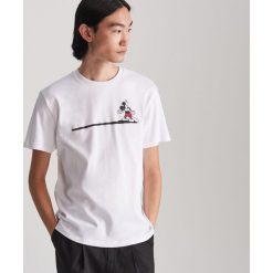T-shirt Mickey Mouse - Biały. Białe t-shirty męskie Reserved, s, z motywem z bajki, bez kołnierzyka. Za 49,99 zł.