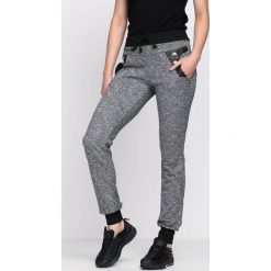 Ciemnoszare Spodnie Dresowe Just Me. Szare spodnie damskie marki Born2be, l, z dresówki. Za 14,99 zł.