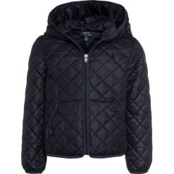 Polo Ralph Lauren QUILTED OUTERWEAR Kurtka przejściowa hunter navy. Niebieskie kurtki chłopięce Polo Ralph Lauren, z poliesteru. W wyprzedaży za 439,20 zł.