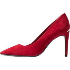 Calvin Klein ROXY Szpilki red rock. Czerwone czółenka damskie Calvin Klein, bez wzorów, z weluru, klasyczne, bez obcasa, na szpilce, bez zapięcia. Za 509,00 zł.