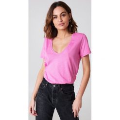 NA-KD Basic T-shirt z dekoltem V - Pink. Różowe t-shirty damskie marki NA-KD Basic, z bawełny. Za 40,95 zł.