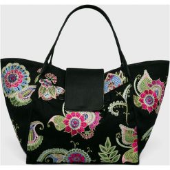 Desigual - Torebka. Czarne torebki klasyczne damskie Desigual, z haftami, z bawełny, casualowe, na ramię, średnie, z haftem. Za 349,90 zł.