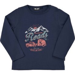 Koszulka w kolorze granatowym. Niebieskie t-shirty chłopięce z długim rękawem MeToo, z nadrukiem. W wyprzedaży za 42,95 zł.