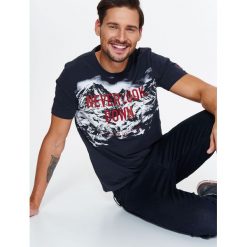 T-shirt męski ze strukturalnej dzianiny z nadrukiem. Niebieskie t-shirty męskie na lato, m, z nadrukiem, z bawełny, klasyczne, krótkie. W wyprzedaży za 34,99 zł.