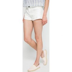 G-Star Raw - Szorty. Białe szorty damskie marki G-Star RAW, bez wzorów, z elastanu, retro. W wyprzedaży za 179,90 zł.