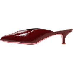 Klapki damskie: Tibi FRANK CRINKLE PATENT Klapki burnt red/calla pink