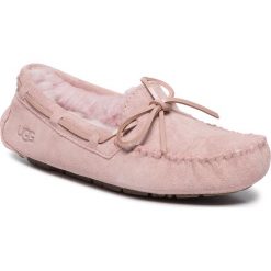 Kapcie UGG - W Dakota 1106877 Pcry. Różowe klapki damskie Ugg, bez wzorów, z wełny, bez obcasa. W wyprzedaży za 379,00 zł.