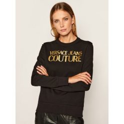 Bluza Versace Jeans Couture B6HZA7TQ. Czarne bluzy damskie Versace Jeans Couture, s, bez wzorów, z jeansu, bez rękawów, bez kaptura. Za 799,00 zł.