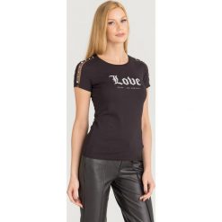 T-SHIRT LOVE TEE GUESS. Czarne t-shirty damskie Guess, s, z nadrukiem, z elastanu, z okrągłym kołnierzem. Za 114,50 zł.