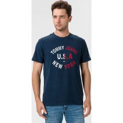 Tommy Jeans Koszulka Niebieski. Niebieskie podkoszulki męskie Tommy Jeans, s, z nadrukiem, z bawełny, bez kołnierzyka, z krótkim rękawem, krótkie. Za 187,95 zł.