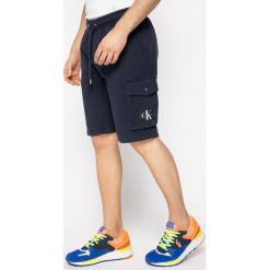 Szorty sportowe Calvin Klein Jeans J30J314676. Niebieskie spodenki sportowe męskie Calvin Klein Jeans, s, bez wzorów, z bawełny, sportowe. Za 299,00 zł.