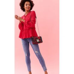 Bluzka z bufiastymi rękawami z tkaniny plumetti. Różowe bluzki damskie Top Secret, bez wzorów, z tkaniny, eleganckie, z dekoltem w serek, bez rękawów. W wyprzedaży za 49,99 zł.