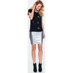 T-SHIRT DAMSKI Z STRUKTURALNYM NAPISEM. Czarne bluzki damskie marki Top Secret, z aplikacjami, eleganckie. W wyprzedaży za 14,99 zł.