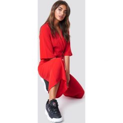 NA-KD Trend Krótki kombinezon z paskiem - Red. Czerwone kombinezony damskie NA-KD Trend, z krótkim rękawem, krótkie. Za 283,95 zł.