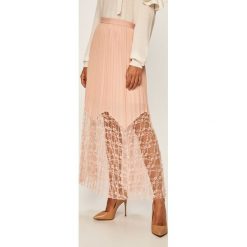 Guess Jeans - Spódnica. Czarne spódniczki damskie s, z aplikacjami, z elastanu, casualowe, maxi, rozkloszowane. W wyprzedaży za 319,90 zł.