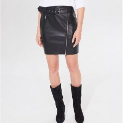 Mini spódnica z paskiem - Czarny. Czarne spódniczki damskie Mohito, bez wzorów, mini. Za 119,99 zł.