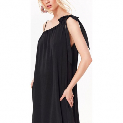 ASYMETRYCZNA SUKIENKA MAXI Z WIĄZANIEM W PASIE W STYLU JESSICA MERCEDES. Szare długie sukienki marki Mohito, l, z asymetrycznym kołnierzem. Za 69,99 zł.