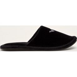 Emporio Armani - Kapcie. Czarne kapcie męskie Emporio Armani, z materiału. W wyprzedaży za 219,90 zł.