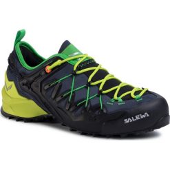 Trekkingi SALEWA - Ms Wildfire Edge 61346-3840 Ombre Blue/Fluo Yellow. Niebieskie trapery męskie Salewa, ze skóry ekologicznej, bez zapięcia, trekkingowe. W wyprzedaży za 629,00 zł.
