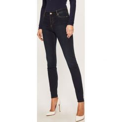 Armani Exchange - Jeansy J01. Niebieskie jeansy damskie Armani Exchange, bez wzorów, z elastanu. W wyprzedaży za 379,90 zł.