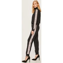 Guess Jeans - Kombinezon. Czarne kombinezony damskie Guess Jeans, na co dzień, s, z aplikacjami, z elastanu, casualowe, bez kołnierzyka, z długim rękawem, długie. Za 699,90 zł.