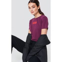 NA-KD T-shirt NA-KD Logo - Purple. Fioletowe t-shirty damskie marki NA-KD, z klasycznym kołnierzykiem. W wyprzedaży za 42,67 zł.