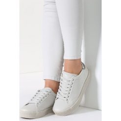 Szare Creepery Women's Work. Szare półbuty damskie marki ballada, z aplikacjami, na niskim obcasie, na sznurówki. Za 39,99 zł.