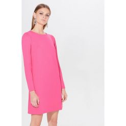 Dzianinowa sukienka mini - Różowy. Różowe sukienki damskie Mohito, s, bez wzorów, z dzianiny, bez kołnierzyka, bez rękawów, mini. Za 89,99 zł.
