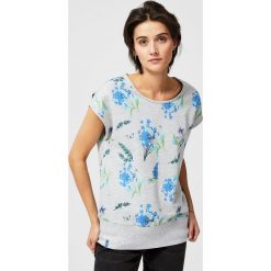 Bluza bawełniana z nadrukiem. Szare bluzy damskie Moodo, m, z nadrukiem, z bawełny, krótkie. Za 29,99 zł.