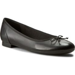 Baleriny CLARKS - Couture Bloom 261154854 Black Leather. Czarne baleriny damskie Clarks, bez wzorów, ze skóry ekologicznej, klasyczne, bez obcasa, na płaskiej podeszwie, bez zapięcia. W wyprzedaży za 229,00 zł.
