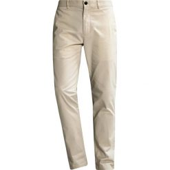 Chinosy męskie: Club Monaco CONNOR Chinosy khaki stone