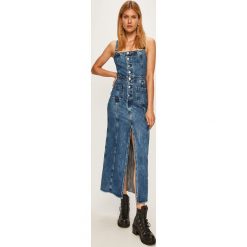 Pepe Jeans - Sukienka jeansowa Lottie x Dua Lipa. Niebieskie sukienki damskie Pepe Jeans, na co dzień, s, bez wzorów, z bawełny, casualowe, z dekoltem karo, z krótkim rękawem, krótkie, midi, proste. W wyprzedaży za 349,90 zł.