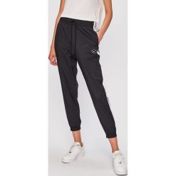Nike Sportswear - Spodnie. Czarne spodnie damskie Nike Sportswear, s, bez wzorów, z poliesteru, casualowe. W wyprzedaży za 189,90 zł.