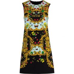 Sukienka koktajlowa Versace Jeans Couture D2HUA422. Sukienki damskie Versace Jeans Couture, bez wzorów, z elastanu, wizytowe, bez kołnierzyka, bez rękawów. W wyprzedaży za 679,00 zł.