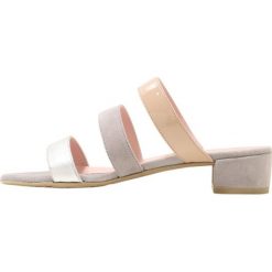 Pretty Ballerinas AMI ANGELIS HONEY Klapki plata/betina/arin. Szare klapki damskie marki Pretty Ballerinas, bez wzorów, ze skóry, bez obcasa. W wyprzedaży za 512,85 zł.
