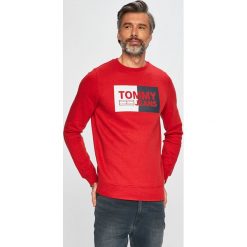 Tommy Jeans - Bluza. Czerwone bluzy męskie marki Tommy Jeans, xl, z nadrukiem, z elastanu. Za 359,90 zł.